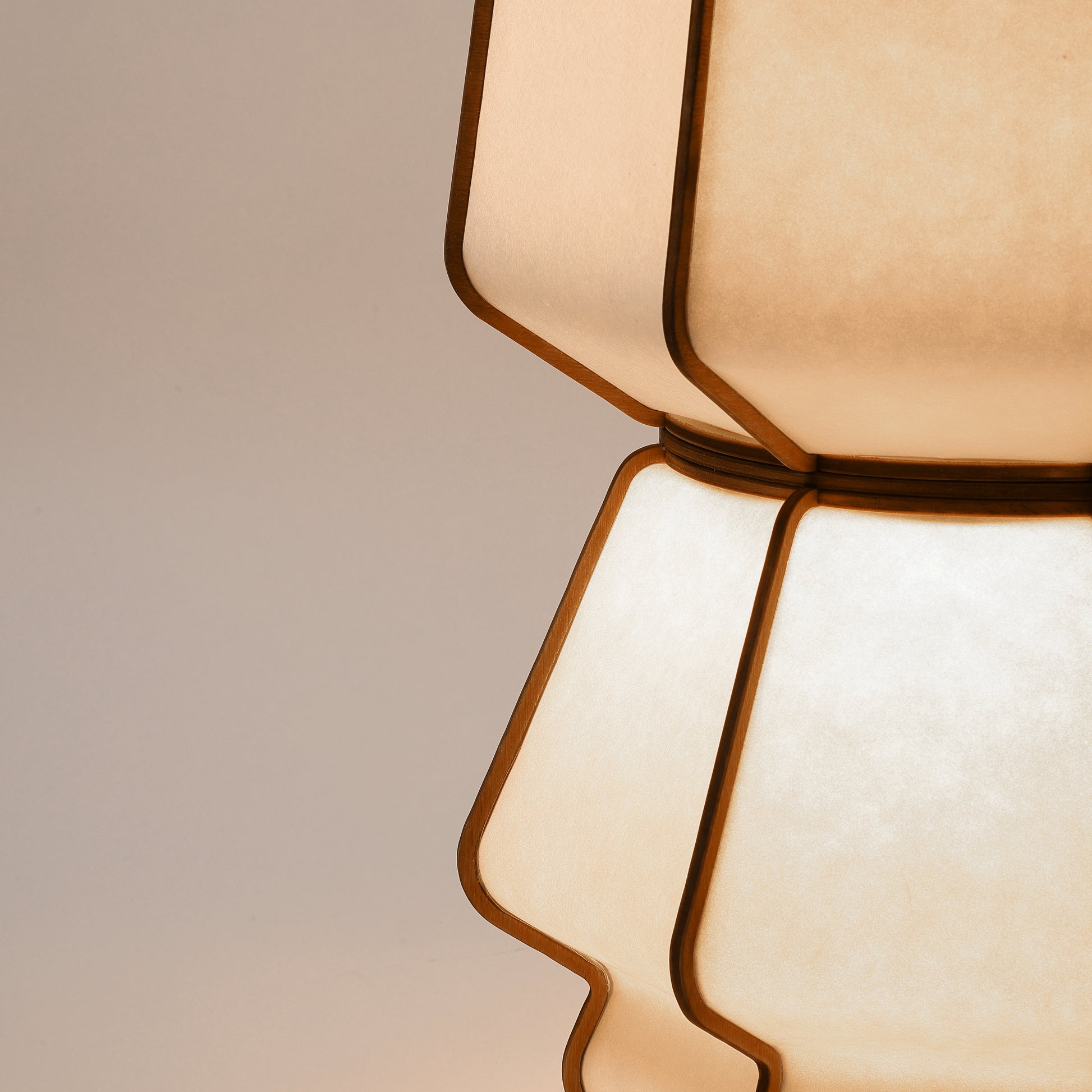 Lampe design en bois et papier japonais, faite main, fabriquée en France. Maguelone Poulain.